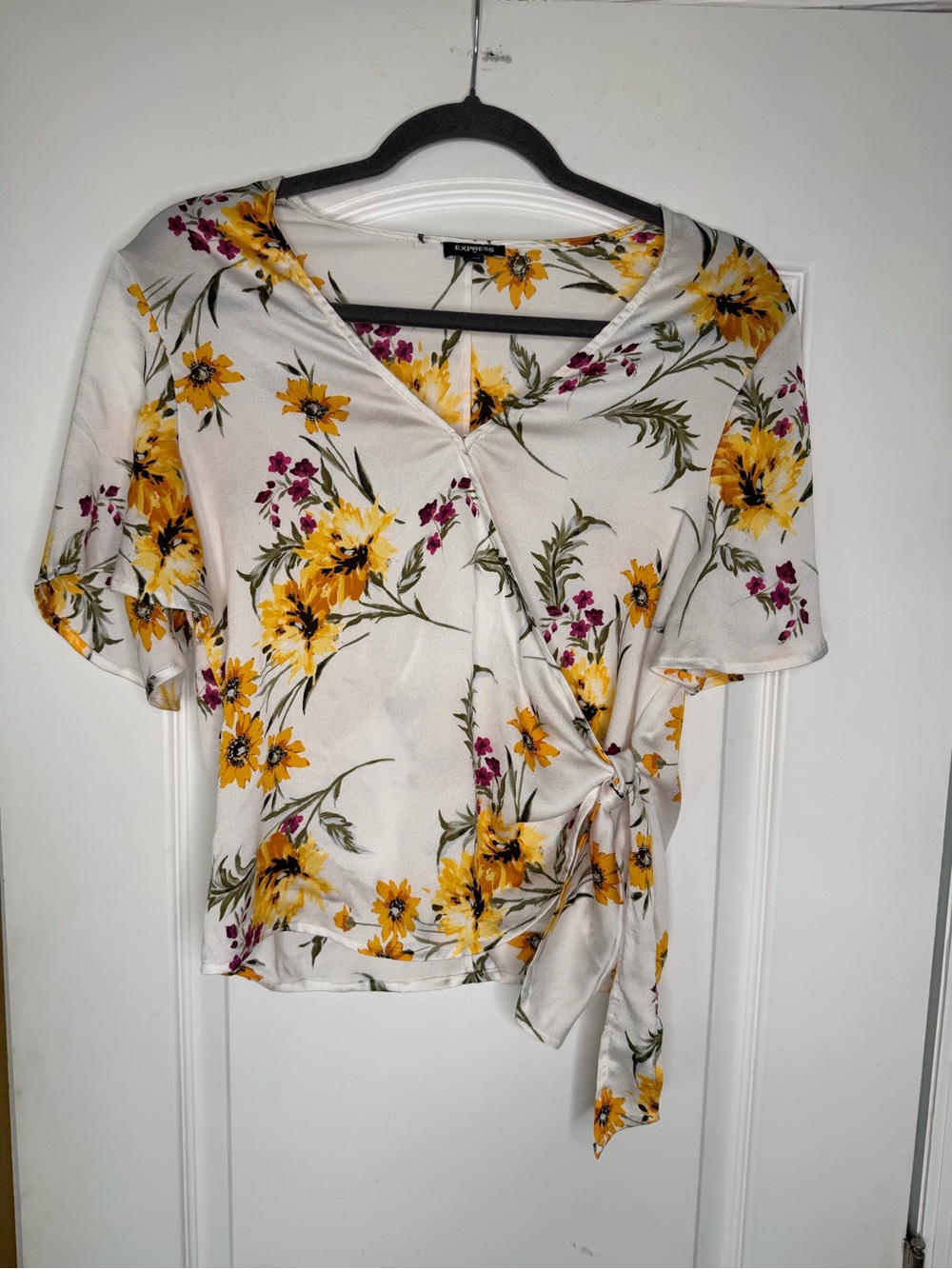 Express White Floral Faux Wrap Tie Short Sleeve Blouse. Size M.